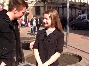 Heiße Session Für Eine Süße Dame. Süße Dame Beugt Sich Vor, Um Eine Heiße Fick-Action Zu Erhalten