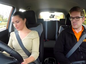 Doživite Vrhunsko Zadovoljstvo S Seksi Britanskim Fakultetkom. Pogledajte Kako Ova Neiskusna Engleska Slatkica Biva Jebana Nakon Njezine Lekcije. Nećete Vjerovati što Slijedi!