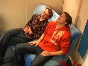 Słodka Rosyjska ślicznotka Dostaje Lizanie W Salonie Golenia. Urocza I Pieprzona Rosyjska ślicznotka Ma Lizane Cipkę W Tym Wideo Cunnilingus Podglądacza I Wydaje Się, że Jej Się To Podoba