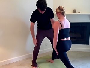 Παχύ ξανθιά μητριά που θα ήθελα να γαμήσω κάνει γιόγκα και χτυπώντας το γιο της
