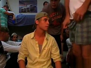 Геј масер служи свом клијенту,