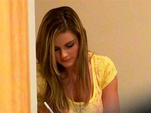 Gestreste student wordt overgehaald om een studiepauze te nemen