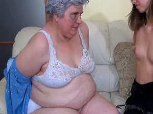 Gammal Bystig Mormor Leker Med Smal Tjej