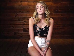 Charlotte Sins: Pitkä Blondi Kaunotar Tekee Debyyttinsä