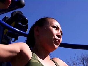 Pišajuća Azijska Amaterska Guza. Azijske Kurve Amaterske Guze Dobivaju Prste Na Otvorenom