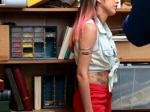 Паметна крадљивица јебе се након што је постала ца. Паметна латино слаткица која краде пуши и јебе се након што ју је ухватио чувар који је задужен за изгубљену превенцију