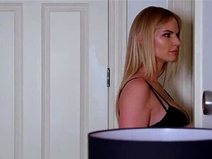 Rachael Cavalli Betrapt Stiefzoon Terwijl Hij Zich Aftrekt En Helpt Hem Door Zijn Lul Te Zuigen En Hem Haar Milf Kut Te Laten Ploegen