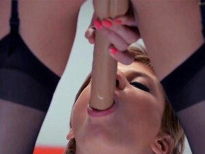 Valtava Lelu Heidän Käsissään Kokeilee Ensimmäistä Lesboseksiä