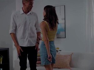 Полубрат тера трудну полусестру да га јебе у замену за ћутање. Риба му пуши велики курац и имају груб секс док је дубоко гута. Тип јој лиже обријану пичку, а затим бринета са малим сисама добија жестоко јебање