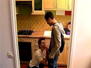 Sletterige Rijpe Vrouw Knielt Neer En Aanbidt Een Verse Lul