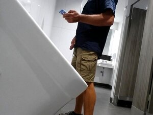 Szpieg Umięśniony Facet Sika Do Pisuarów