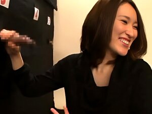 Doživite Zavodljivi Zagrljaj Skrivenog Zadovoljstva Na Našem Japanskom Gloryholeu. Prepustite Se Našim Veštim Azijskim Devojkama I Njihovim Umešnim Tehnikama Drkanja, Koje će Vas Odvesti Do Izvanrednog Svršavanja. Pripremite Se Za Sirovi, Amaterski Seks K