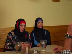 Une Femme Musulmane élargit Ses Jambes Pour Les Pièces D'identité