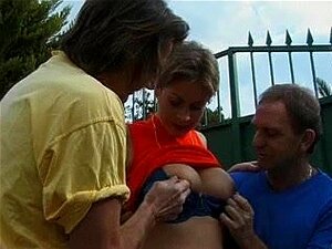 Хавт непрофесионални тројац, Мушкарац + Мушкарац + Жена тројка старијих аматера игра се оралним, вагиналним и аналним сексом. 2 курца, једна луда дама са финим газуом, без двоструке пенетрације