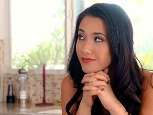 Garota Morena Gostosa é Fodida Ao Vivo Na TV. Garota Morena Sexy Fazendo Uma Promoção, Mas Ela é Muito Safada Para Continuar E Ter A Buceta Preenchida Na TV Ao Vivo