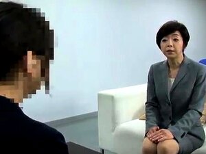Schlampige Japanische Ehefrau Findet Es Schwer, Einem Harten Schwanz Zu Widerstehen
