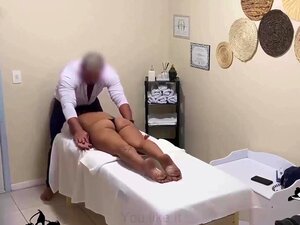 Laissez-vous Emporter Par Un Massage Tentateur Qui Saura Vous Toucher Au Bon Endroit Et Vous Laisser Sans Voix. Notre Véritable Masseuse Sait Comment Satisfaire Les Désirs De Son Client.