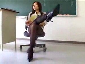 Professor Japonês Sexy Em Meia-calça De Mini-saia