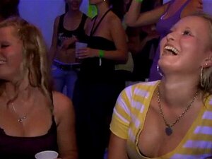 Тоне групног секса на плесном подијуму. Дивље јебање свуда по ноћном клубу, сви имају мокри групни секс