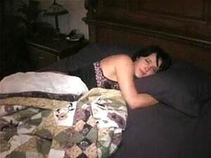 Mamma Rakar Sin Våta Spricka,