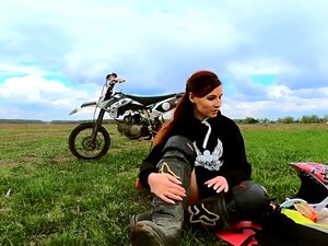 Alaston Nainen Riding A Foul Bike