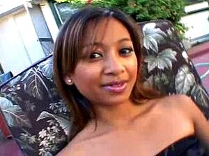 Nydelig Kina Kai Tar En Stor Ladning I Ansiktet