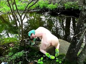 Chica Amateur Nerd Con Grandes Tetas Se Masturba Al Aire Libre