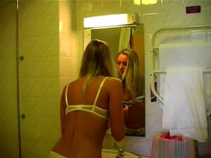 Het Blondine Spruter I Trusa. Het Blondine Får Et Skudd I Buksa