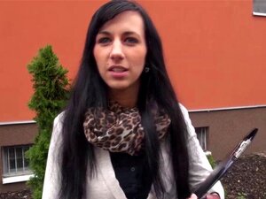 Europejska Laska Terra Rimago Daje Się Namówić Na Odkrycie Swoich Cycków Po Tym, Jak Dostaje Zapłatę. Decyduje Się Na Małą Boczną Robotę Podczas Pracy. Potem Ssie Kutasa Nieznajomego, Smakując Każdy Cal Jego Wału. Jej Cipka Jest Palcowana, A Ona Tryska. U