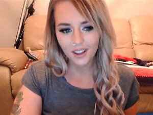 Πολύ καυτή ξανθιά λατρεύει να μαλακίζεται στην κάμερα