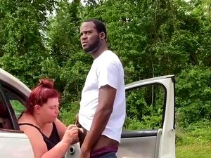 Велика лепа жена прима курац напољу