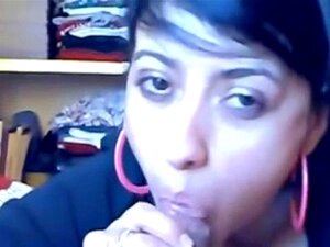 Petite Amie Aux Cheveux Noirs Suce La Bite De Son Copain En POV