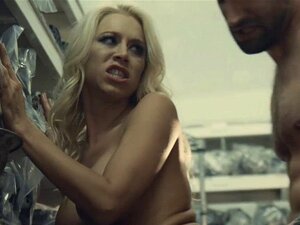 Bystig Tatuerad Blondin Katie Morgan Knullad Av Kollega. Alex Har Dagdrömt Om Katie Medan De Jobbar I Garaget, Funderar På Att Trycka Upp Henne Mot Förvaringsställena Medan Han Knullar Henne Bakifrån. Han Gör äntligen Ett Drag Och Hon Tar Glatt Emot Honom