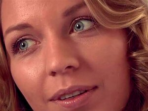 Viejo fontanero se folla a su clienta rubia linda