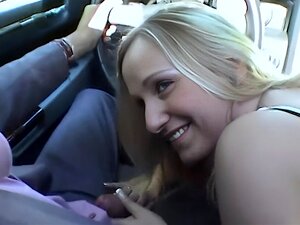 Секс на паркингу са атрактивном плавушом