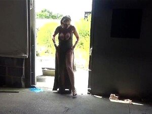 Lady Sonia Madura Tira A Roupa Completamente Nua Ao Ar Livre