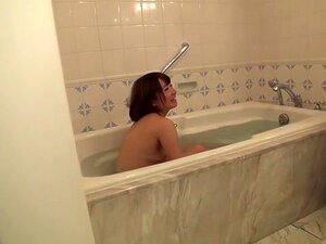 Süße Japanerin Rei Mizuna Bläst In Der Badewanne Süße Japanerin Rei Mizuna Bläst In Der Badewanne