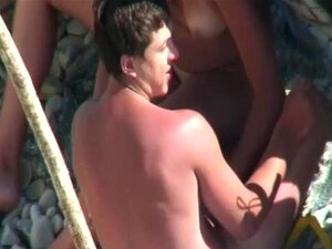 Guarda La Compilation Sulla Spiaggia Ora! - Porno All'aperto, Beach, Voyeur, Chi Non Ama Scopare Sulla Spiaggia? Questa è Una Compilation Di Bei Pipì Che Si Fanno Un Buon Esercizio Al Sole