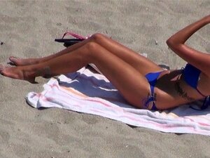 Schatje Daagt Gigantische Lul Uit. Magere Schat Wil Neukervaring Opdoen Met Een Enorme Lul