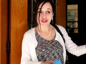 Shyla Połyka Kutasa Sąsiada W Swoim Salonie. Hardcore'owa Akcja Seksualna Z Blondi Shylą I Jej Chłopakiem W Jej Domu W Salonie. Ona I Facet Poszli Na Całość, Gdy Tylko Zobaczyli Się Od Drzwi Do Kanapy W Salonie