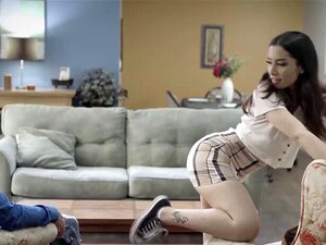 Vreemdgaande Echtgenoot Neukt Met Geile Schattige Meesteres. Vreemdgaande Echtgenoot Derrick Pierce Wil Haar Buurvrouw, Schatje Meesteres Aria Lee Zien En Haar Lul Hongerige Schat Kut Neuken Terwijl Zijn Vrouw Nog Niet Thuis Is