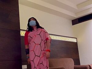 Indiska Femboy Cross Dresser Jessica Leone Promenader I Saree Och Visar Sexig Röv