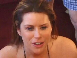 Het Fru Tigger Om Sperma I Bukkake Gangbang