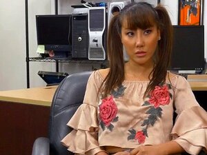 La Beauté Asiatique Tiffany Rain Backroom Branlette Dans Un Prêteur Sur Gages. La Magnifique Asiatique Tiffany Rain Donne Une Branlette Unitaire Dans L'arrière-boutique Dans Le Bureau Du Prêteur Sur Gages