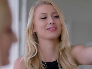 Eerste Date Voor Drie. Eerste Date Verandert In Smerige Trio Met Twee Geweldige Blondines