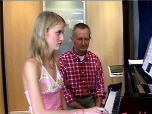 Paul On Aloittanut Uudessa Tehtävässä Pianonsoiton Opettajana Ja Kate, Hänen