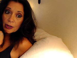 Sumérgete En El Encanto De Una Madrastra Seductora Que Toma El Control, Soplando Tu Mente Con Su Poderosa Pasión. Déjate Llevar Por Su Gran Y Jugoso Trasero Y Descubre Sus Secretos Malolientes En Un Encuentro Impresionante.