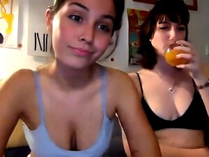 Tauchen Sie Ein In Die Verführerische Welt Zweier Bezaubernder Französisch-amerikanischer Schönheiten, Während Sie Ihre Wünsche In Einer Heißen Webcam-Show Erforschen. Diese Unwiderstehlichen Brünetten Werden Sie Mit Ihren Süßen Und Ungezogenen Streichen 