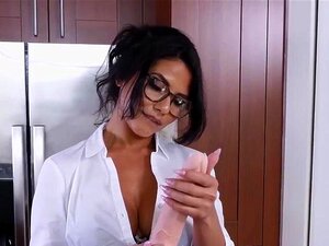 Lucious Rose Monroe Schüttelt Ihren Arsch Auf Einem Dildo, Bevor Sie Fickt