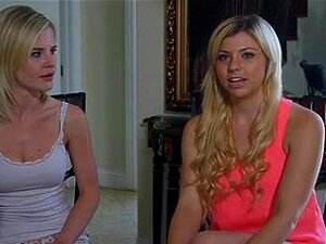 Klip Cunnilingus Pokazujący Dwie Pięknie Wyglądające Lesbijki. Para Blond Lezów Robi Się Niegrzeczna W Tym Wideo, Które Pokazuje Lizanie Cipki I Palcowanie